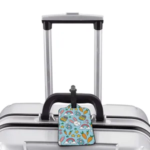 Bunter Cartoon Oster Kofferanhänger mit Hasen und Eiern Design für sicheres Reisen im Urlaub.