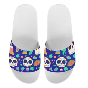 Unisex weiße Badeschlappen mit blauem Totenkopf- und Blumenmuster, lässige Sommerschuhe.