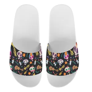 Bequeme Unisex Sommersandalen mit farbigem Totenkopf und Gitarren Muster für warme Tage.