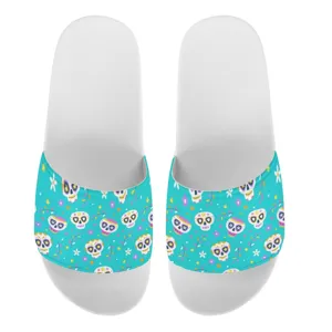 Unisex bunte Totenkopf Druck Sommer Pantoletten, bequeme flache Strandschuhe mit weisser Sohle.