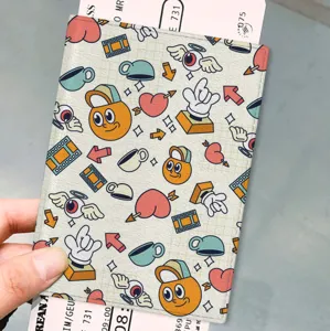 Élégant porte-passeport en cuir PU avec motif de dessin animé rétro pour les voyages.