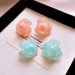Nahaufnahme von Harz Rosen Ohrringen mit zarter Textur und wunderschönen Pastellfarben.