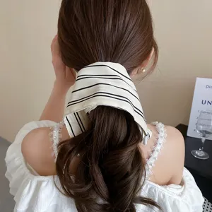 Koreaanse stijl gestreepte stoffen haarband met elegante parelhangers voor dagelijks.