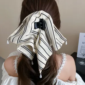 Koreaanse stijl gestreepte stoffen haarklauw met elegante hangende parel voor dames en meiden.