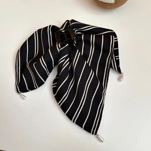 Elegante zwart-witte gestreepte haarklem met parelhangers, chique haaraccessoire voor dagelijks.