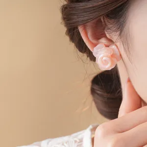 Harz Blumen Ohrstecker für Damen, süße rosa Rosen Ohrringe, elegantes Nischendesign.