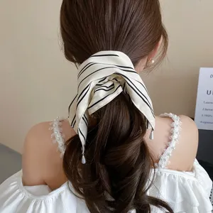 Koreaanse gestreepte stoffen haarscrunchie met parel druppel hanger, elegante haaraccessoire.