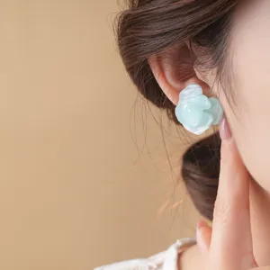 Mintgrüne Harzblume Ohrstecker für Damen, süßer und eleganter Modeschmuck Ohrring Stil.