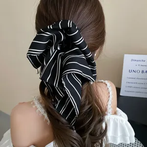 Gestreepte stoffen haarclip met parelhanger detailweergave voor dames mode accessoires.
