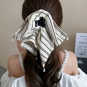 Haarclip van gestreepte stof met parelhangers, elegant en veelzijdig haaraccessoire in Koreaanse stijl.