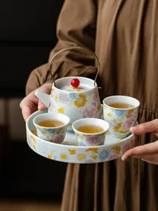 Service à thé en céramique à fleurs vintage avec plateau et tasses, cadeau élégant pour amateurs.