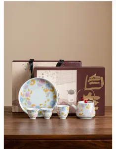 Vue détaillée de l'ensemble de thé à glaçage antique floral avec tasses et boîte cadeau.