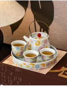 Service à thé en céramique florale traditionnelle avec poignée et tasses, superbe coffret.