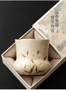 Hand-painted ceramic tea wash waste cup with daisy floral pattern for tea ceremony.