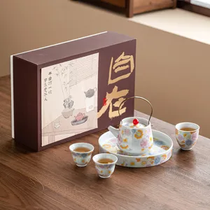 Service à thé en céramique vintage avec coffret cadeau, tasses à motifs floraux et plateau.