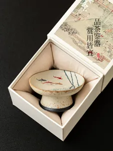 Soporte de cerámica pintado a mano para tapa de té con diseño de carpas koi en caja regalo.