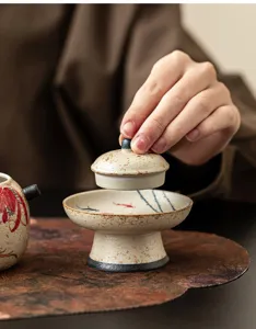 Detalle de soporte para tapa de té de cerámica, diseño de loto y koi, accesorio de té kung fu.
