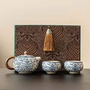 Juego de té de porcelana azul y blanca con tetera de asa de madera y tazas en caja de regalo