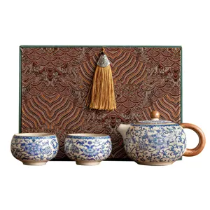 Juego de té de porcelana azul y blanca con tetera y tazas en caja de regalo, artesanía oriental.