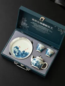 Caja de regalo de juego de té de cerámica envuelta en plata 999 con tetera y tazas.