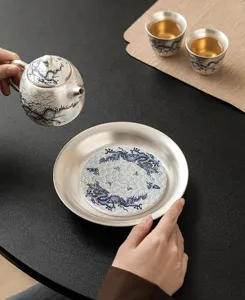 Gedetailleerde close-up van de elegante zilveren theeset met fijne draaktextuur.