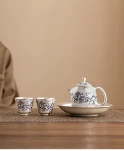 Close-up detail van luxe vergulde zilveren theeset met ingewikkelde blauwe draakpatronen.