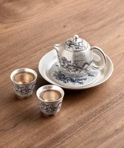 Zilveren theeset met drakenpatroon, elegante theepot en kopjes als prachtig geschenk.