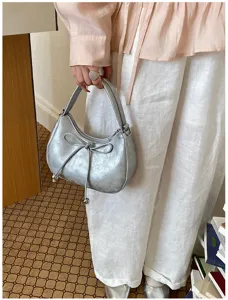 Stilvolle silberne Schultertasche mit süßem Schleifendetail, vielseitige Pendler-Handtasche.