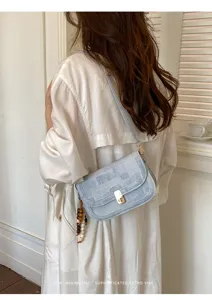 Sac bandoulière rétro en denim pour femme, élégant sac vintage avec pendentif perles en bois.