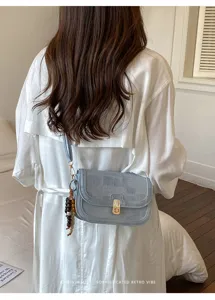 Sac bandoulière élégant en jean pour femme, sac rétro chic avec fermoir en métal et perles en bois.