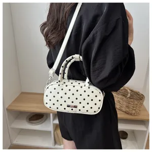 Chique witte polkadot cosmetische tas gedetailleerd overzicht met dagelijks draagbaar ontwerp.