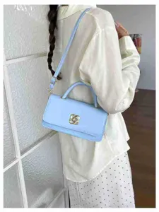 Borsa a spalla da donna azzurro chiaro, elegante borsa baguette dettaglio su modella.