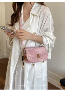 Vue détaillée du sac bandoulière rétro rose à carreaux avec perles en bois et serrure dorée.