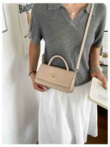 Dettaglio della borsa a tracolla beige chic con finitura testurizzata elegante e fine.