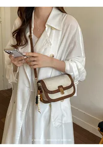 Vue détaillée du sac bandoulière vintage pour femme avec charm perles et fermoir métallique.