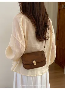 Vue détaillée du sac porté épaule rétro marron, style automne élégant, charme vintage.