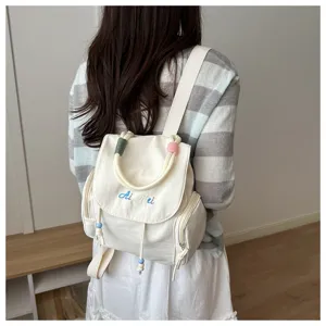 Vista detallada de pequeña mochila de lona, bolso casual diario con bonito bordado y asa.