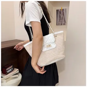 Gevlochten strooien tote tas met witte gewatteerde flap en ketting, stijlvolle strandtas.