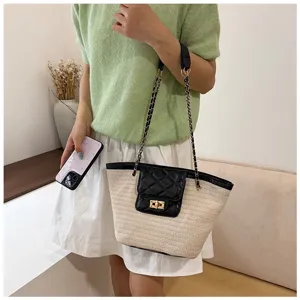 Gevlochten strooien totebag met zwart gewatteerde flap en kettingriem zomerse strandvakantie tas