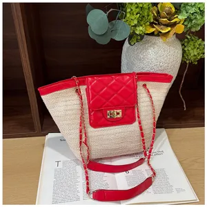 Zomerse strooien emmertas voor dames, chique rood-witte geweven tas met ketting voor vakantie.