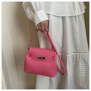 Sac bandoulière rose pour femme, sac à main élégant avec bandoulière et fermeture en métal.
