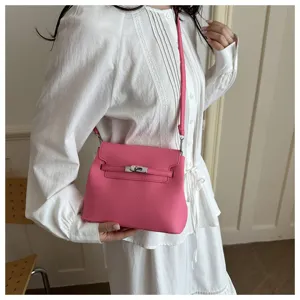 Élégant sac à bandoulière en cuir rose avec quincaillerie argentée et design classique.