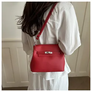 Vue détaillée d'un sac bandoulière élégant en cuir rouge pour femme au design classique.