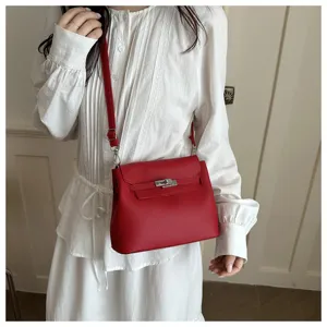 Sac à bandoulière élégant en cuir rouge pour femmes, sac à main classique avec fermoir.