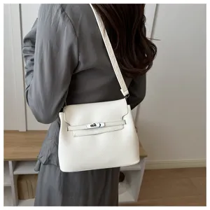 Vue détaillée du sac bandoulière en cuir blanc avec serrure métallique, accessoire élégant et chic.