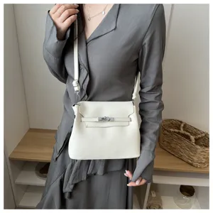 Sac bandoulière élégant en cuir blanc avec rabat stylé et fermeture à tournante en métal.