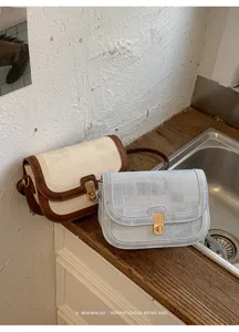 Vue détaillée de sacs à bandoulière rétro vintage élégants en deux superbes coloris.