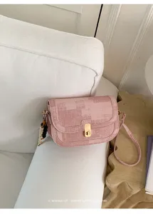 Sac à épaule rétro rose élégant pour femmes avec fermoir métallique et breloque en perles.