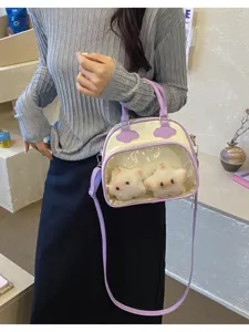 Vue détaillée du sac bandoulière transparent avec de jolies peluches en forme d'étoile.