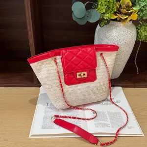 Gevlochten strooien tote tas met rode gewatteerde flap en ketting voor dames zomer strand vakantie.